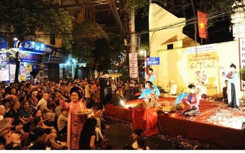 Traditional music livens up Hanoi’s Old Quarter  - ảnh 1